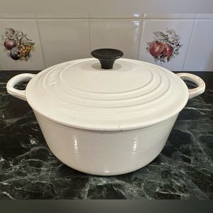 Le Creuset Lidded Pot. Shallow Round Cast Iron Enamel Dutch Oven 3.5 qt